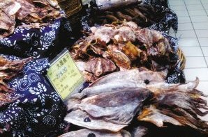 散裝干魚都沒標保質(zhì)期 商販稱過期的做海鮮餡