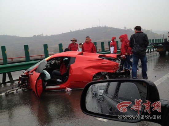 法拉利車隊包茂高速追尾 兩車散架司機被夾車內(nèi)