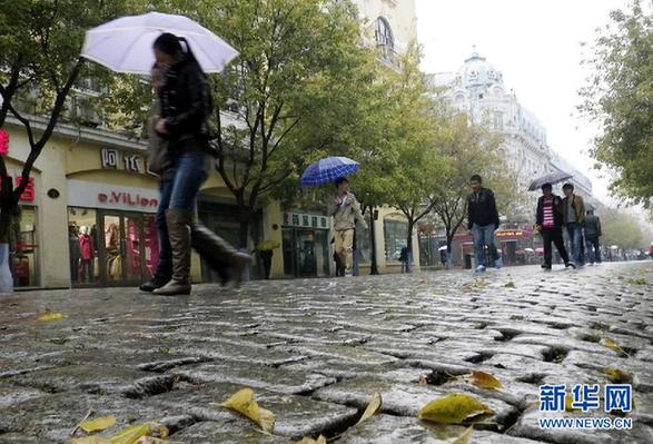 我國多地現(xiàn)降溫降雨天氣 一場秋雨一場寒