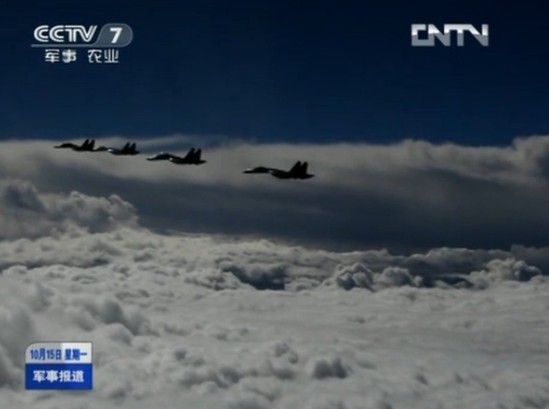 空軍新型飛機雨中飛行訓(xùn)練照曝光 隊列整齊震撼