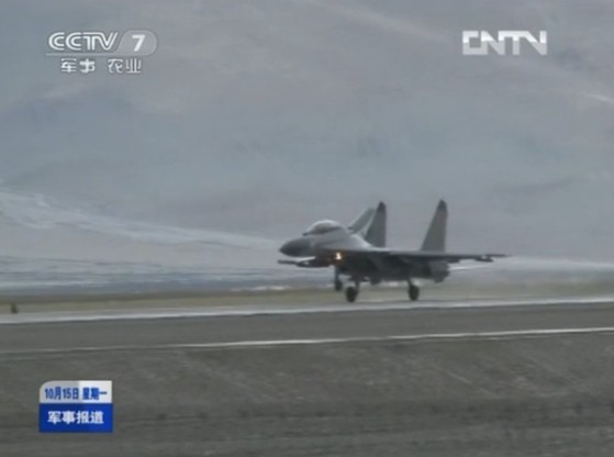 空軍新型飛機(jī)雨中飛行訓(xùn)練照曝光 隊(duì)列整齊震撼