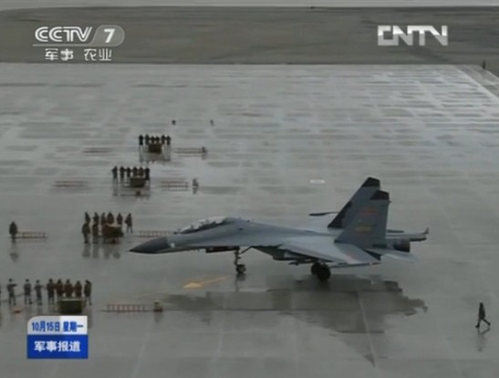 空軍新型飛機雨中飛行訓(xùn)練照曝光 隊列整齊震撼