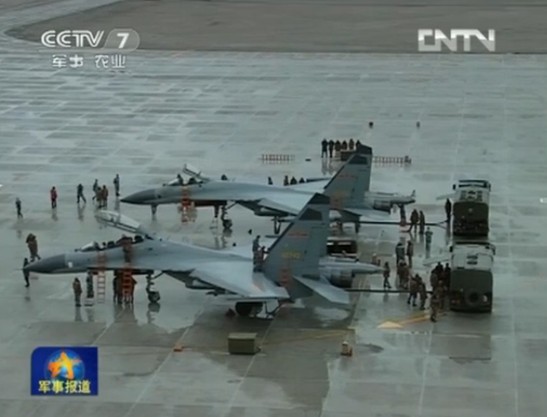 空軍新型飛機雨中飛行訓(xùn)練照曝光 隊列整齊震撼
