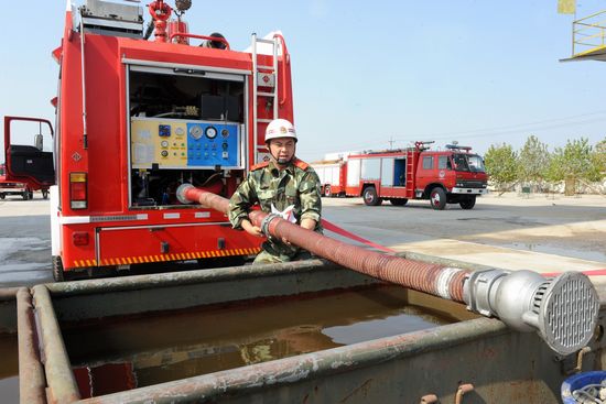 沙場(chǎng)秋點(diǎn)兵 500消防鐵軍比武場(chǎng)上亮劍