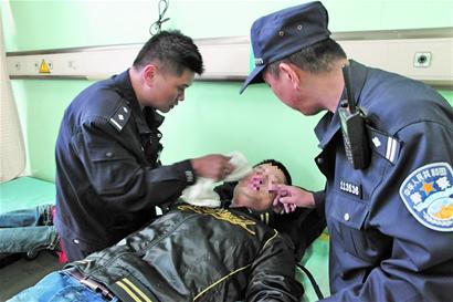 東北小哥街頭舉刀抹脖子 賠光六七十萬(wàn)