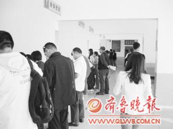 車管所內(nèi)學(xué)員體檢也要排隊?！≮w波　攝