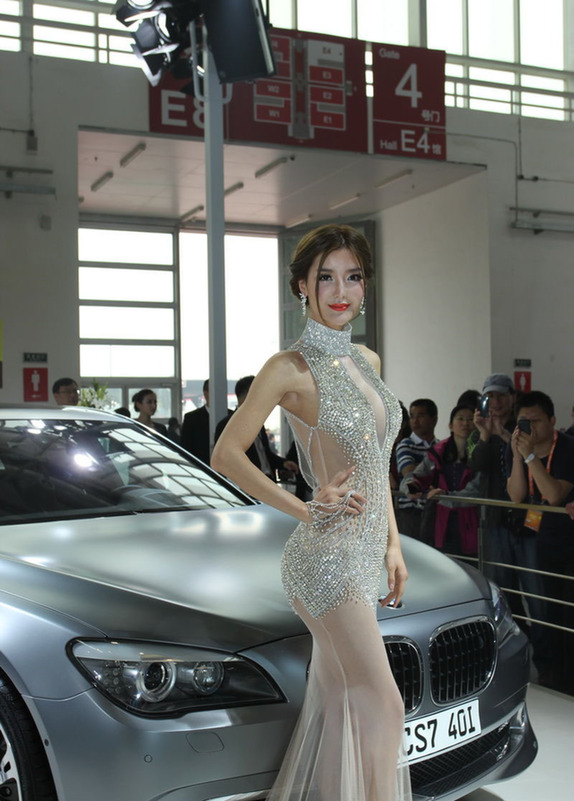 國內(nèi)車展上的奇葩女模們