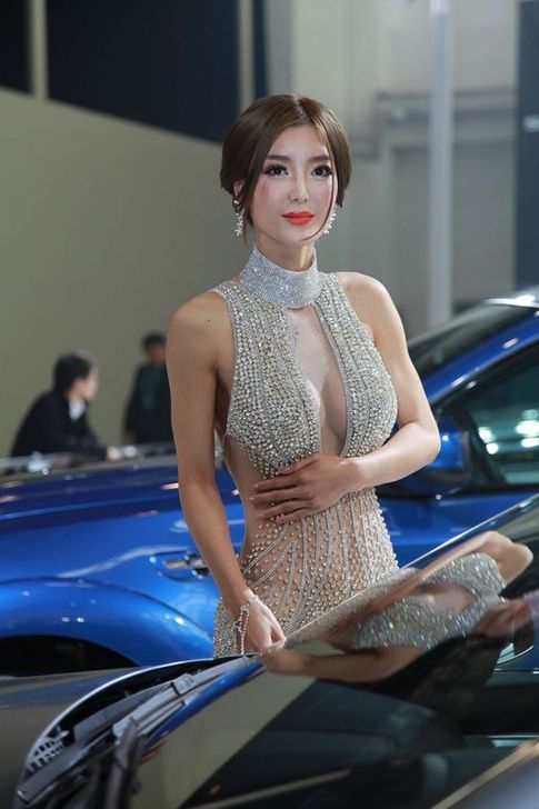 國(guó)內(nèi)車展上的奇葩女模們