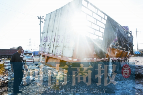 　停車場(chǎng)里，李秋先圍他的貨車查看。在他看來，3.8萬元施救費(fèi)“高得離譜”