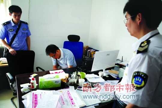 10月16日，工作人員在現(xiàn)場取證。 