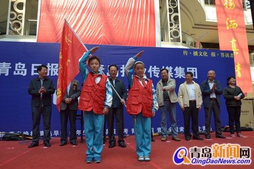 讀者節(jié)今開幕，市委常委、宣傳部長胡紹軍為晚報(bào)小記者團(tuán)授旗