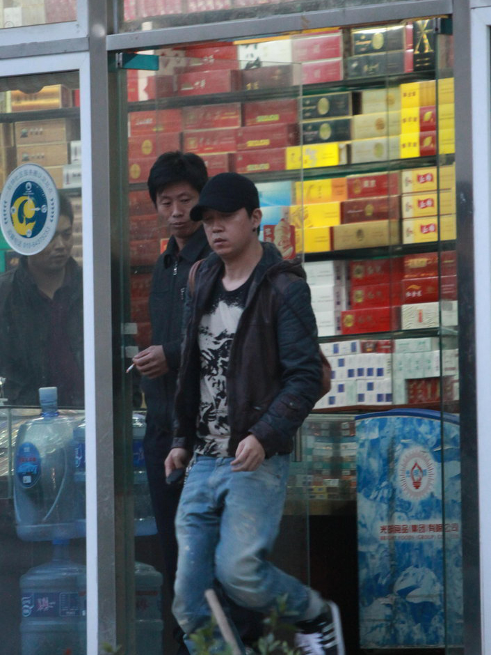 潘粵明董潔離婚后首現(xiàn)身 潘粵明獨自吃飯表情陰郁