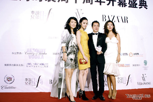 姚晨明黃短裙秀長腿艷壓群星 表情冷艷氣場強