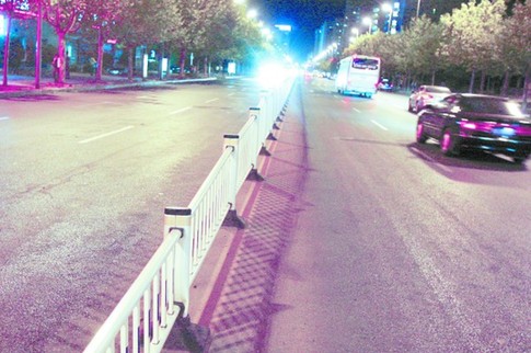南京路中間的護(hù)欄，對阻止亂穿馬路、車輛亂掉頭起了一定作用。