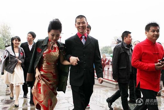 趙本山弟子王小虎補辦婚禮 結(jié)婚12年后激情擁吻