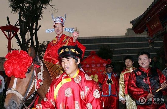 趙本山弟子王小虎補(bǔ)辦婚禮 結(jié)婚12年后激情擁吻