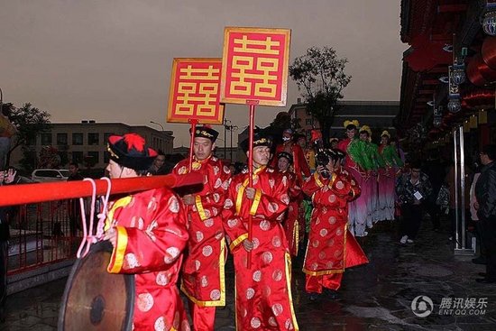 趙本山弟子王小虎補(bǔ)辦婚禮 結(jié)婚12年后激情擁吻