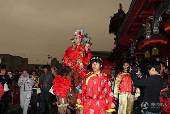 趙本山弟子王小虎補(bǔ)辦婚禮 結(jié)婚12年后激情擁吻