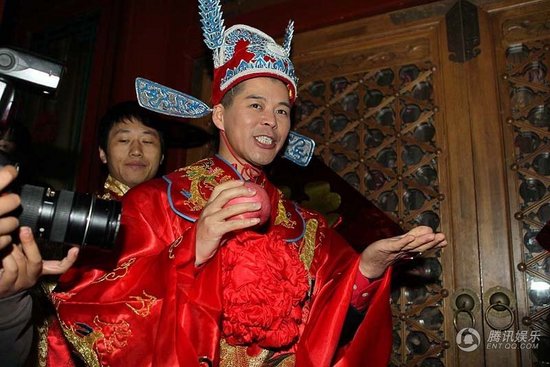 趙本山弟子王小虎補(bǔ)辦婚禮 結(jié)婚12年后激情擁吻