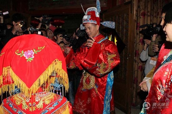 趙本山弟子王小虎補辦婚禮 結(jié)婚12年后激情擁吻