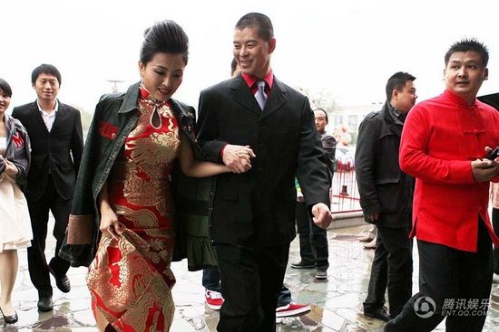 趙本山弟子王小虎補(bǔ)辦婚禮 結(jié)婚12年后激情擁吻