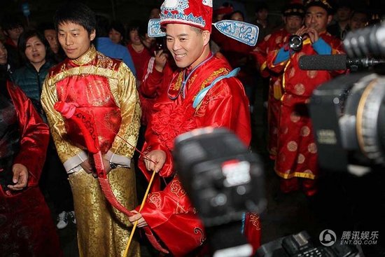 趙本山弟子王小虎補(bǔ)辦婚禮 結(jié)婚12年后激情擁吻