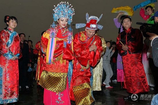 趙本山弟子王小虎補(bǔ)辦婚禮 結(jié)婚12年后激情擁吻