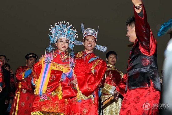 趙本山弟子王小虎補辦婚禮 結(jié)婚12年后激情擁吻