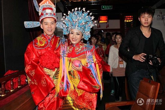 趙本山弟子王小虎補(bǔ)辦婚禮 結(jié)婚12年后激情擁吻