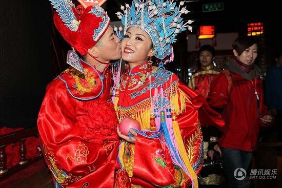 趙本山弟子王小虎補(bǔ)辦婚禮 結(jié)婚12年后激情擁吻