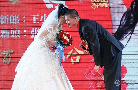 趙本山弟子王小虎補(bǔ)辦婚禮 結(jié)婚12年后激情擁吻