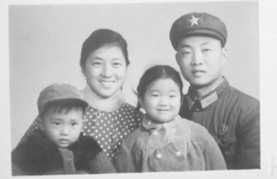1971年12月4日的全家福，母親很漂亮