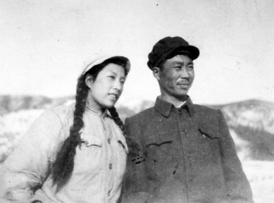 1953年，朝鮮戰(zhàn)爭(zhēng)結(jié)束后，父親歸國(guó)，這張父親像張豐毅。