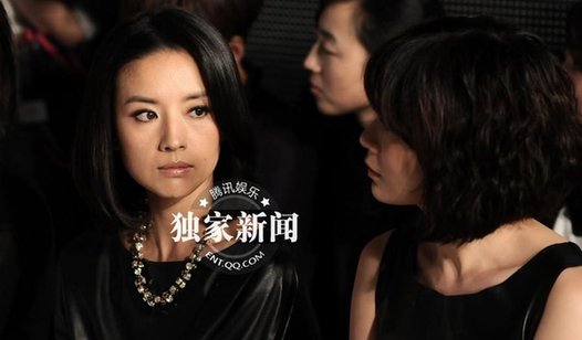 董潔現(xiàn)身哭泣談婚變 帶近20名黑衣保鏢護駕