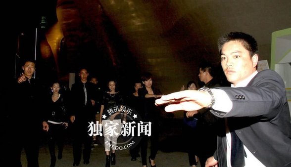 董潔現(xiàn)身哭泣談婚變 帶近20名黑衣保鏢護駕