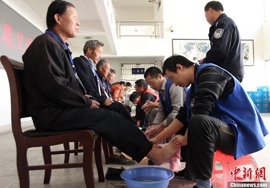 10月23日，重陽節(jié)，江蘇省儀征市看守所組織6名表現(xiàn)優(yōu)秀的在押人員和父母一起共度重陽節(jié)。6名犯人為父母洗腳、剪指甲，表感恩。