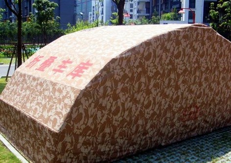 萬(wàn)元折疊車庫(kù)號(hào)稱防水防火 布料樣品一點(diǎn)就著