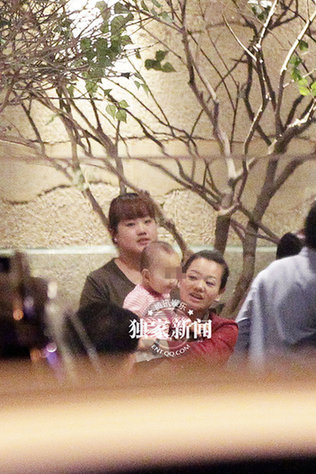 莫少聰攜小其20歲嫩妻就餐 可愛(ài)女兒首曝光