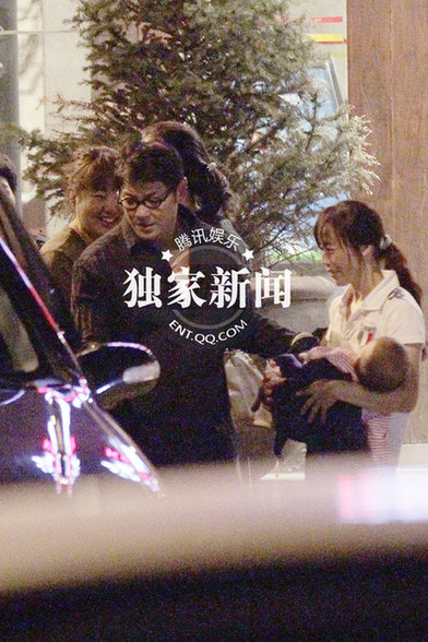 莫少聰攜小其20歲嫩妻就餐 可愛(ài)女兒首曝光