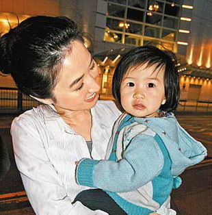 李小璐朱茵同日誕女遭調(diào)侃 盤點(diǎn)眾星女兒初長成