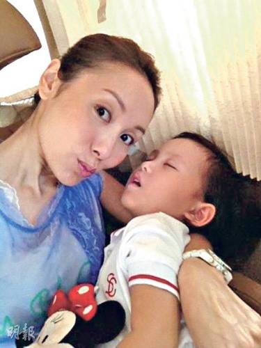 范冰冰擠眉嘟嘴李湘吻玩偶 揭女星裝嫩賣(mài)萌照