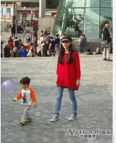 張柏芝喂愛(ài)子驚現(xiàn)傷疤 Quintus長(zhǎng)發(fā)似女孩