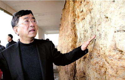 2011年11月8日，著名作家余秋雨在河南省三門峽市參觀仰韶文化博物館。 圖/CFP