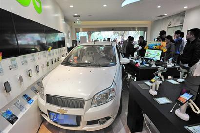 轎車撞進(jìn)臺(tái)東路邊手機(jī)店