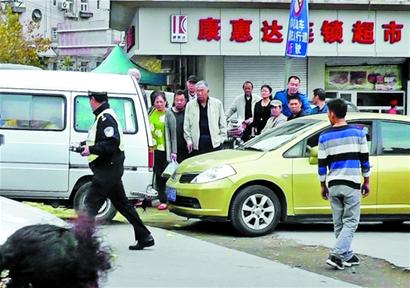 瑞昌路三車連環(huán)追尾 過路司機看熱鬧釀二次車禍