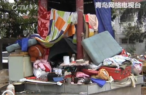 女子帶兩個孩子流浪住涼亭 一住大半年