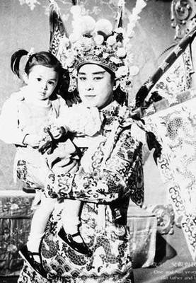 圖揭明星與父母的關(guān)系 吳秀波母親被送養(yǎng)老院難見兒子