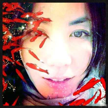 王菲微博上母女三人背影照 被評(píng)長腿三姐妹