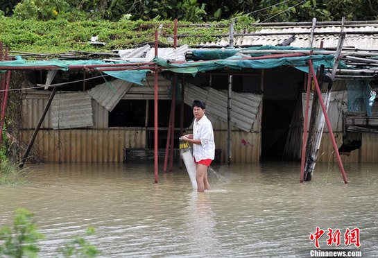 臺(tái)風(fēng)山神過(guò)境三亞大風(fēng)暴雨 市民街上下網(wǎng)捕魚(yú)