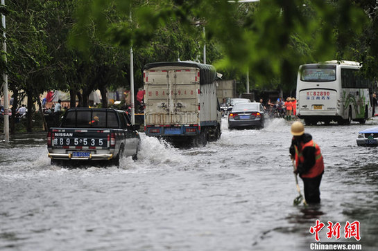 臺(tái)風(fēng)山神過(guò)境三亞大風(fēng)暴雨 市民街上下網(wǎng)捕魚(yú)